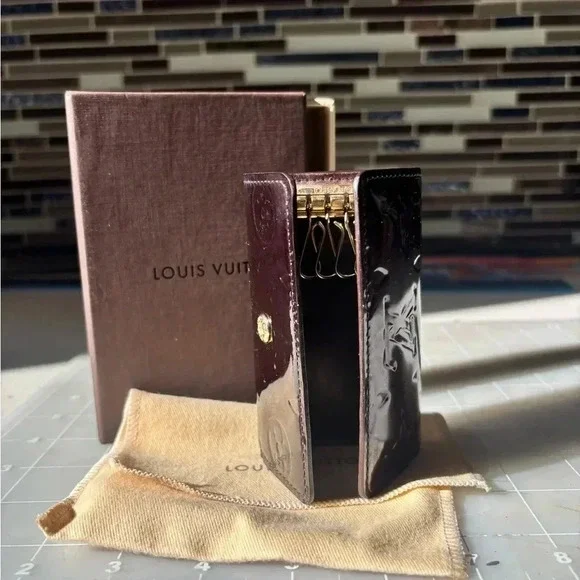 Authentic Louis Vuitton Vernis 4 Key holder. Burgundy wine color. - Picture 5 of 7